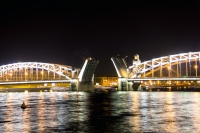 Ночная экскурсия по разводным мостам на теплоходе в Санкт-Петербурге