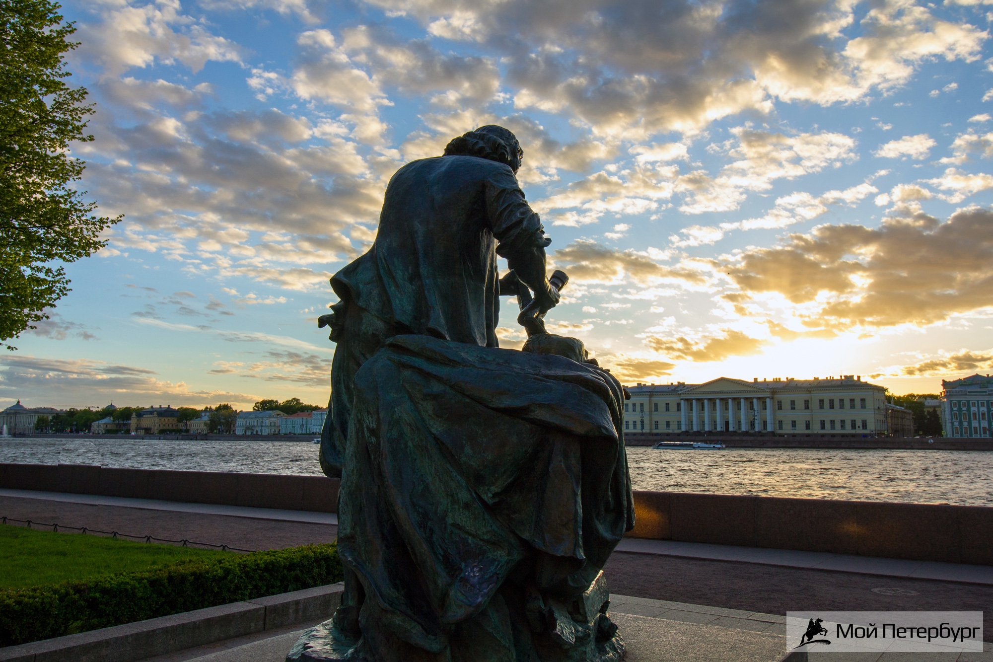 Памятник на коне на Адмиралтейской набережной в Санкт-Петербурге